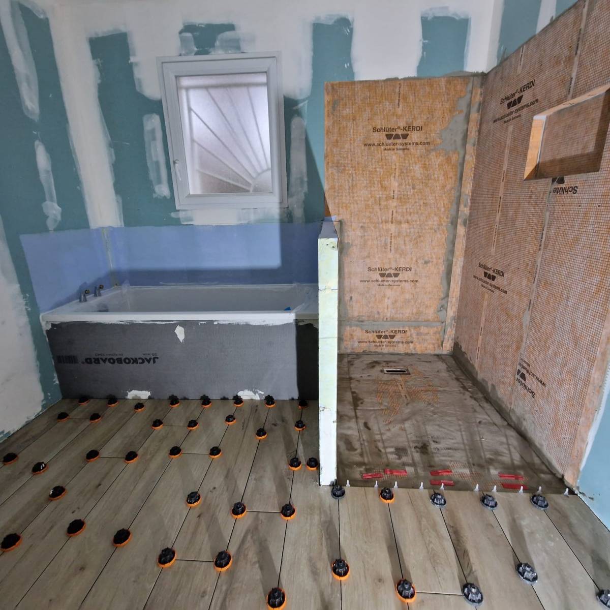 pose d'un carrelage imitation parquet à fond perdu avec plinthes assorties à Mios eproche du bassin d'Arcachon