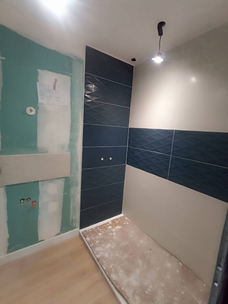 calepinage d'une faïence , deux couleurs et deux motifs à Audenge sur le bassin d'Arcachon