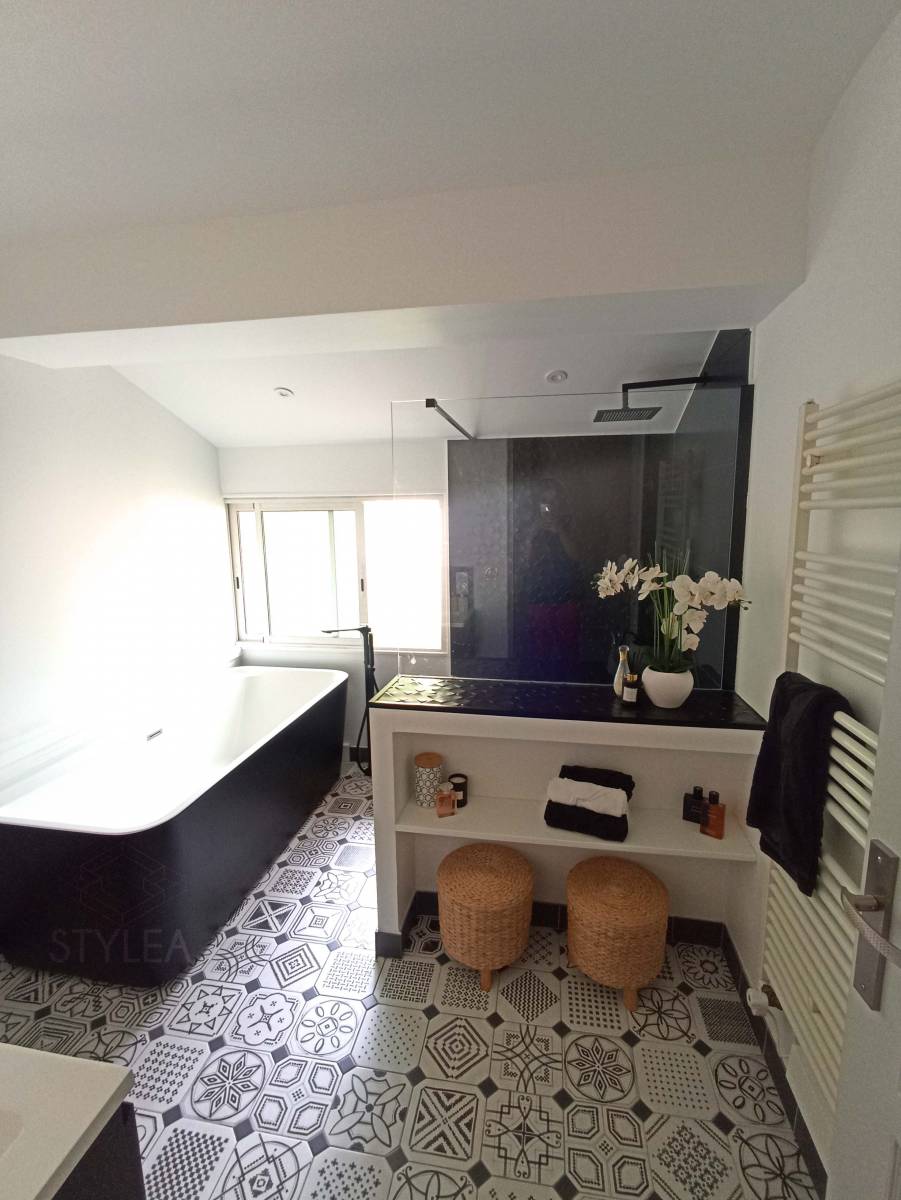 une salle de bain parentale graphique en noir et blanc