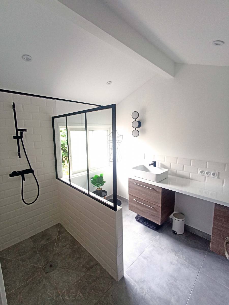 rénovation d'une salle de bain à Salles en Gironde avec pose de verrière sur muret et carrelage metro